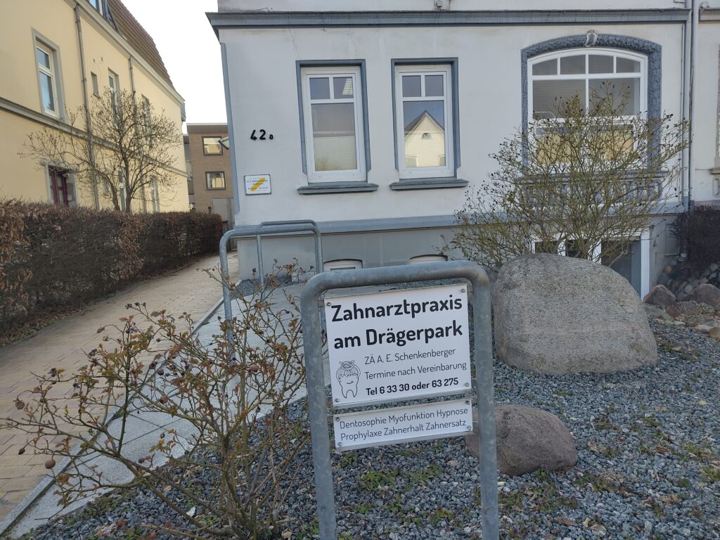 Zahnarztpraxis am Drägerpark: Praxisschild und Frontfenster Erdgeschoss